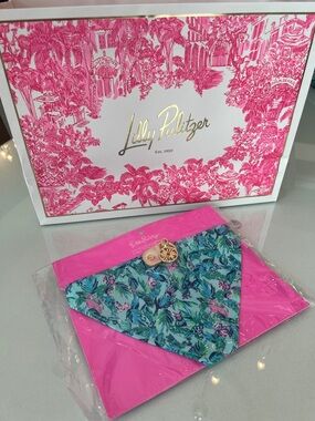 Lilly Pulitzer dog collar with bandana pet collar barking up the palm tree